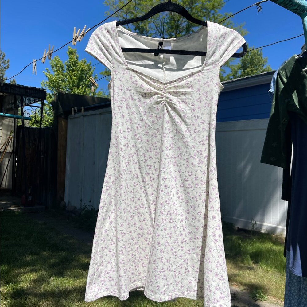 SOLD - H&M Cap Sleeved Jersey Dress - White and Purple Floral - Size Small
